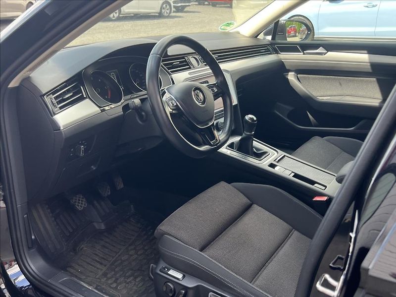 Volkswagen Passat 2,0 TDi MATRIX ComfortLine - fotka 11 z 28