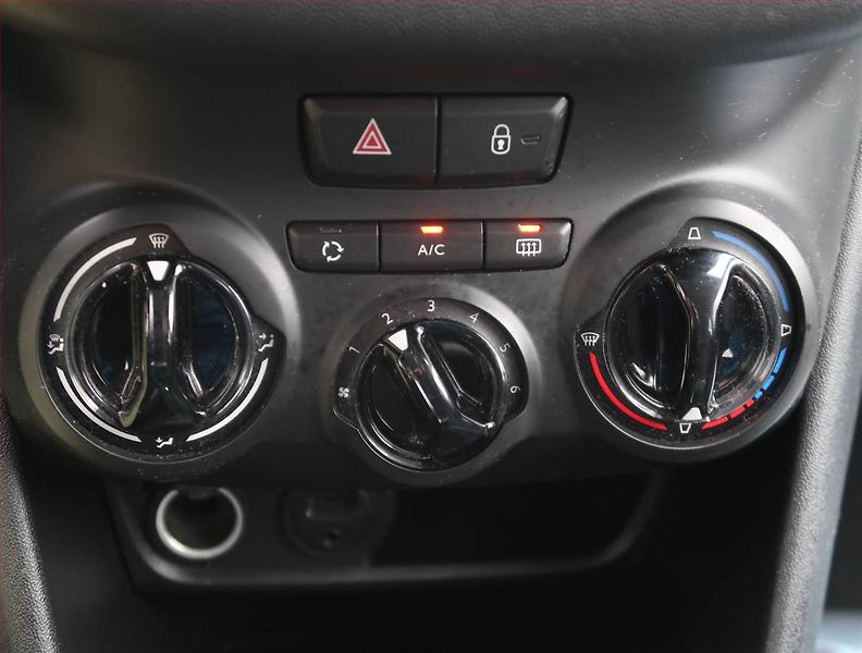 Peugeot 208 (2016) 1.6 BlueHDi, Serv.kniha - fotka 16 z 17