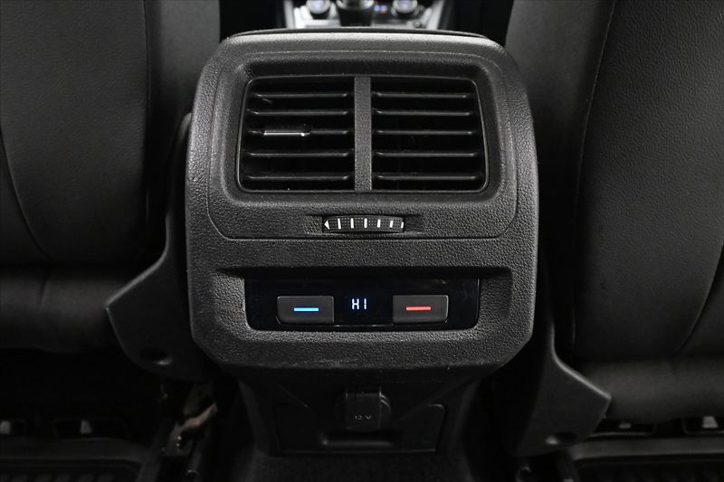 Volkswagen Touran 1,6 TDI 85kW Navi Senzory - fotka 21 z 30