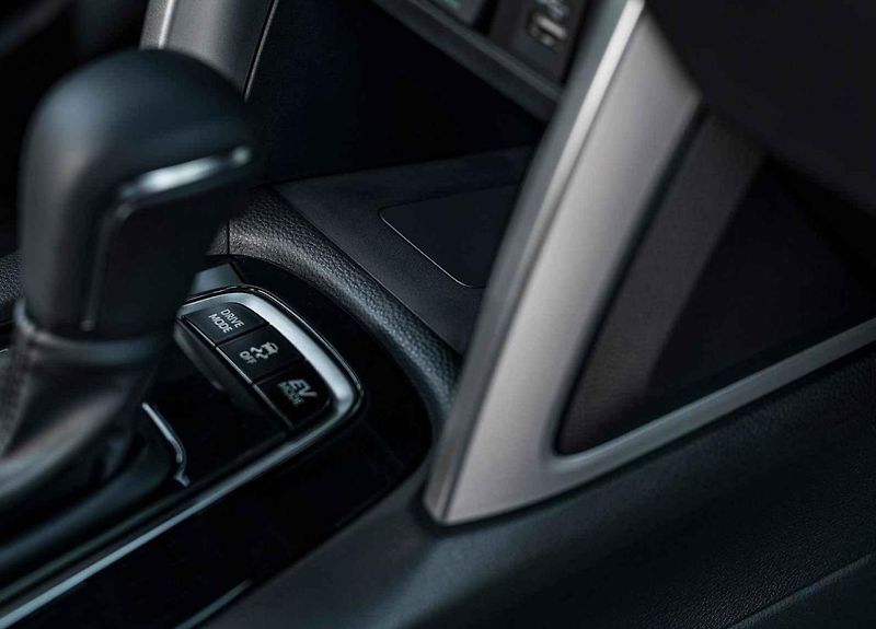 V terénu opravdu pomůže silnější zadní elektromotor