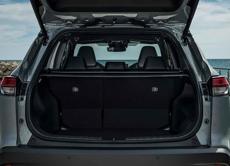 V terénu opravdu pomůže silnější zadní elektromotor