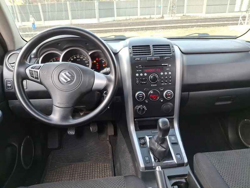 Suzuki Grand Vitara 2.0 benzin 103 kw 4x4 - fotka 17 z 20