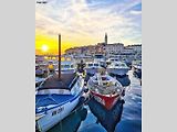 Rovinj láká i historickým jádrem města, které si dosud uchovalo historický ráz středověkých a renesančních benátských měst.