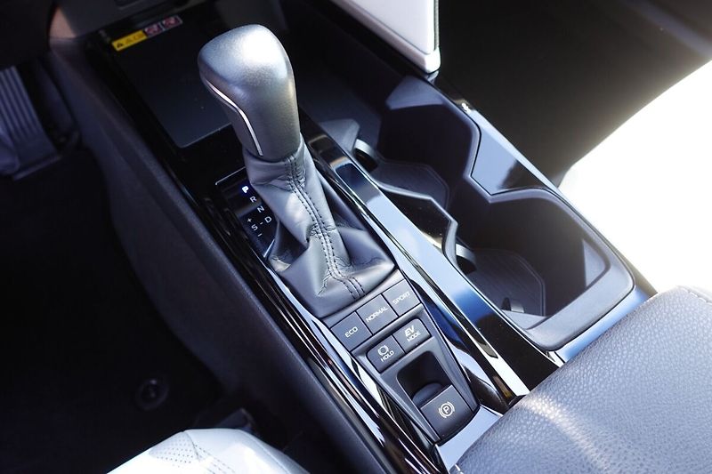Toyota Camry 2,5 HEV Executive - fotka 22 z 36