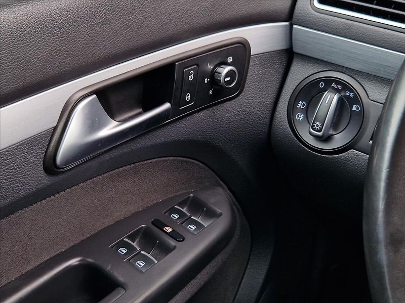 Volkswagen Touran 2,0 TDI 7MÍST VÝHŘEV KLIMA - fotka 26 z 26