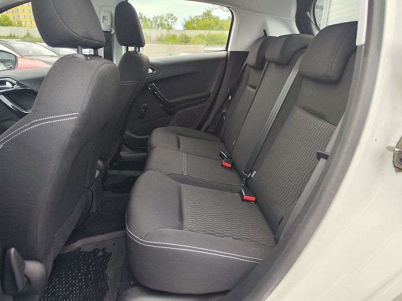 Peugeot 208 1.2 PureTech/Active ČR 1.Majit - fotka 10 z 27