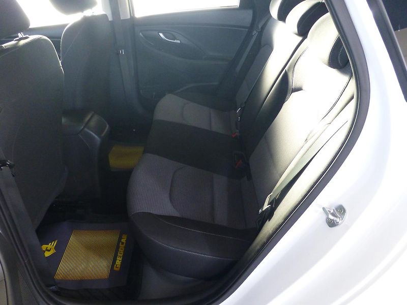 Hyundai i30 (2021) 1,6CRDI*ALU*AC**PARK.S**KAMERA - fotka 14 z 23