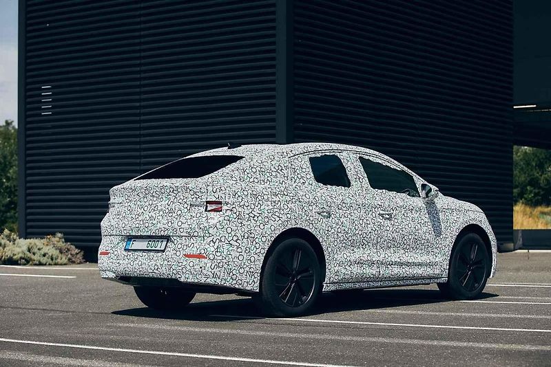 Vybraní motorističtí novináři již za sebou mají první testovací kilometry s Enyaqem iV Coupe
