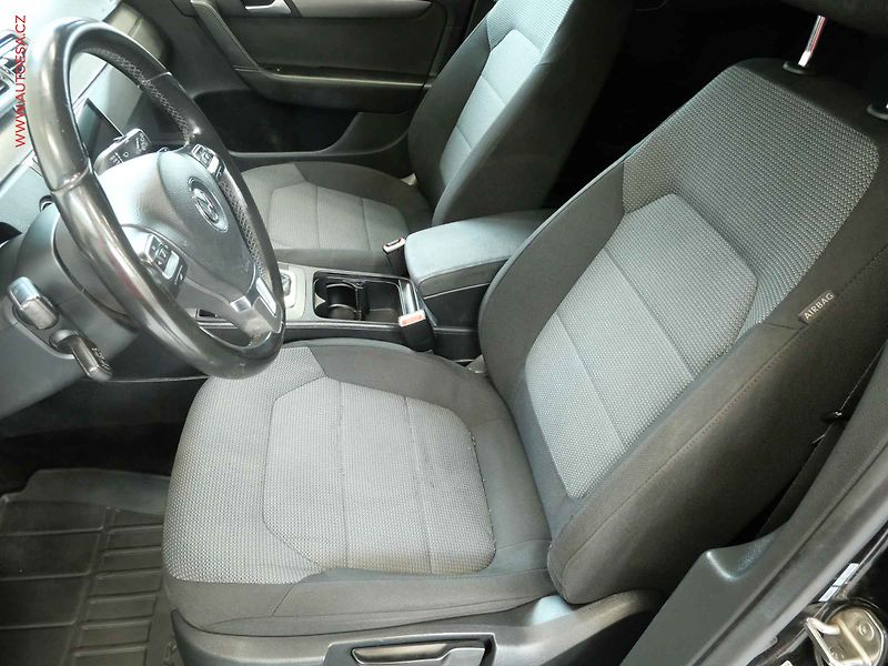 Volkswagen Passat (2013) 2.0TDi, DSG, xenon, park - fotka 9 z 19