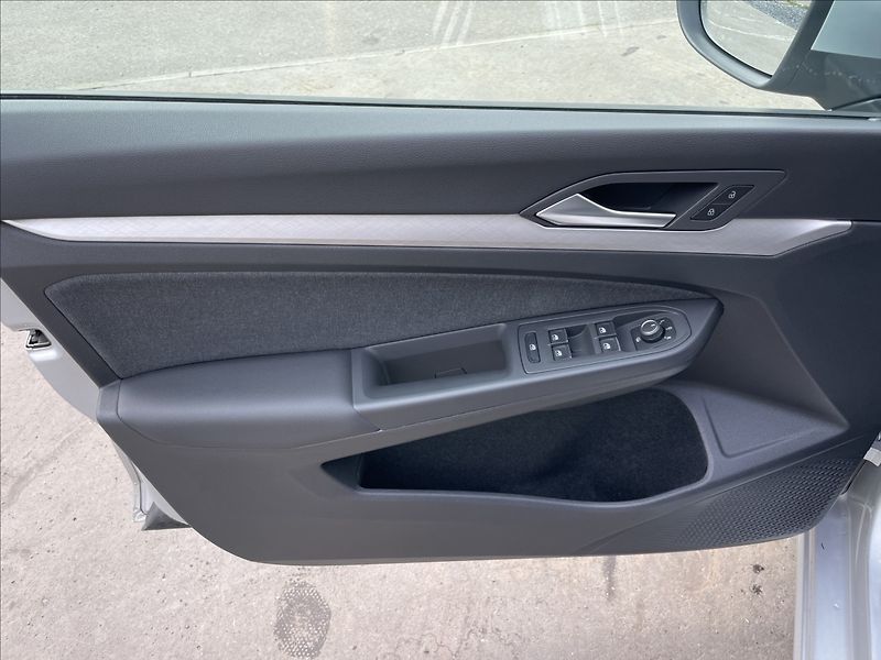 Volkswagen Golf 1,0 TSI Life Kamera KESSY - fotka 14 z 22