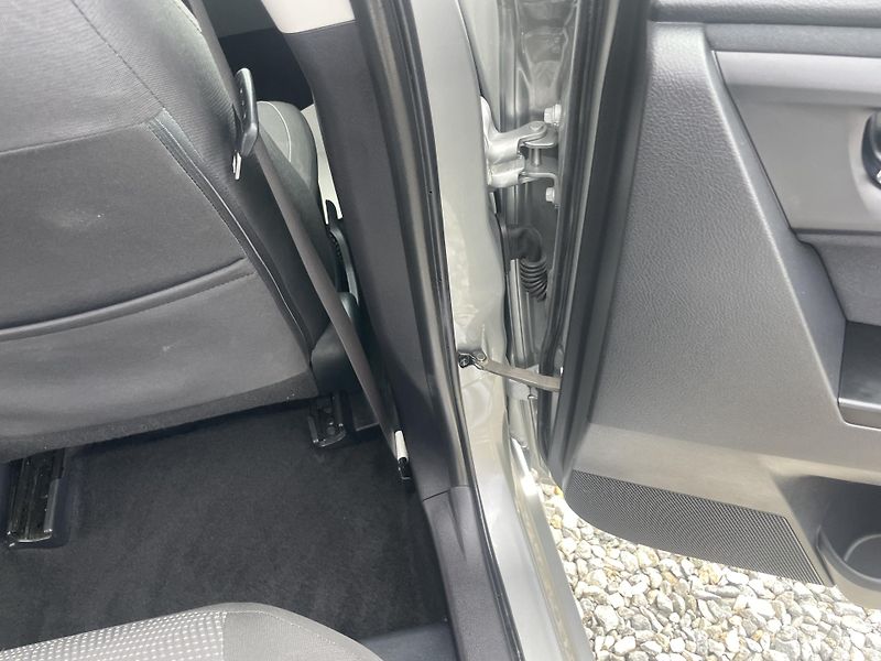 Toyota Auris 1.8i 16v HYBRID AUT SERVIS TOP - fotka 122 z 172