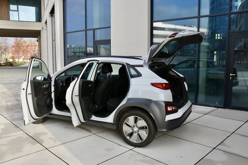 Hyundai Kona (2020) EV ELEKTRIC 100Kw 1 MAJITEL KA - fotka 32 z 53