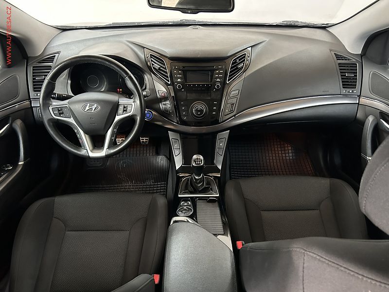 Hyundai i40 (2012) 1.6 GDI, AC, výhřev sed. - fotka 8 z 17