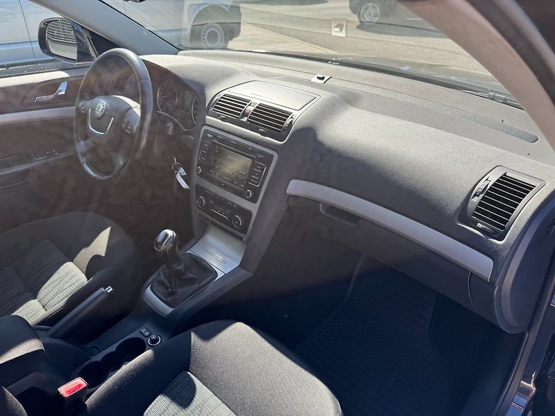 Škoda Octavia (2012) Elegance 1.6 TDI 77kW - fotka 29 z 40
