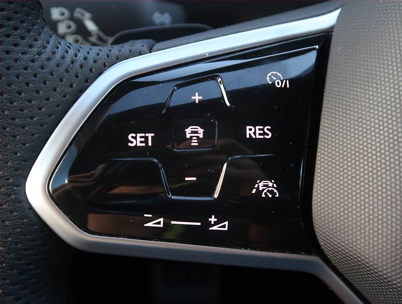 Volkswagen Tiguan (2022) R-Line 1.4 TSI eHybrid - fotka 21 z 27