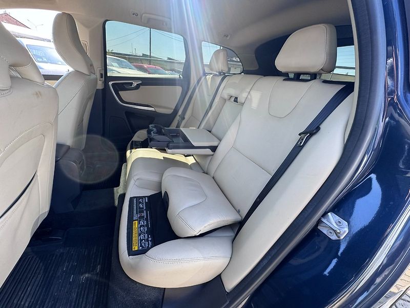 Volvo XC60 (2015) 4X4 2,4 D5 158 KW SUMMUM ČR - fotka 37 z 50