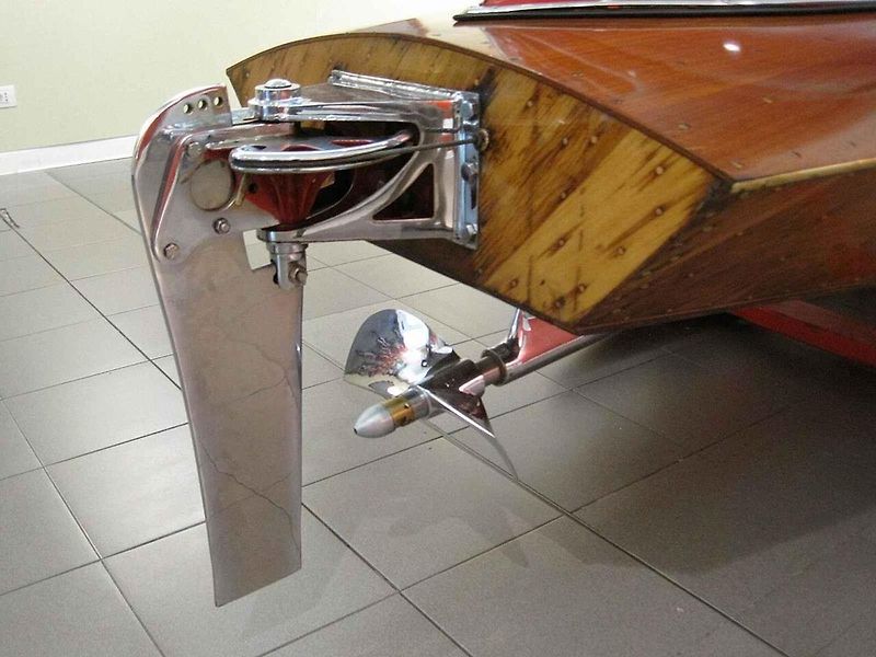 Rekordní závodní člun Arno XI - Ferrari na jedné z výstav.