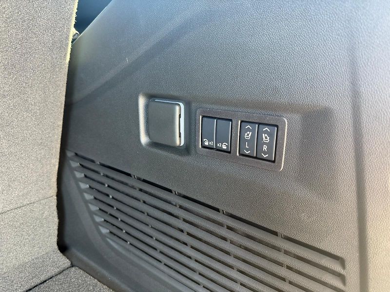 Chevrolet Tahoe (2026) HIGH COUNTRY 6.2l EcoTec3 V8 - fotka 12 z 13