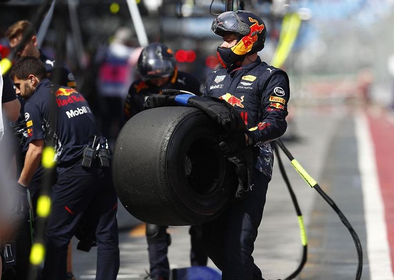 F1 2017 GP Austrálie - Sebastian Vettel (Ferrari) si užívá gratulace po příjezdu do pit lane