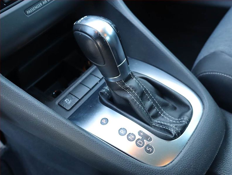 Volkswagen Golf (2012) 1.6 TDI, Automat, Tempomat - fotka 13 z 16