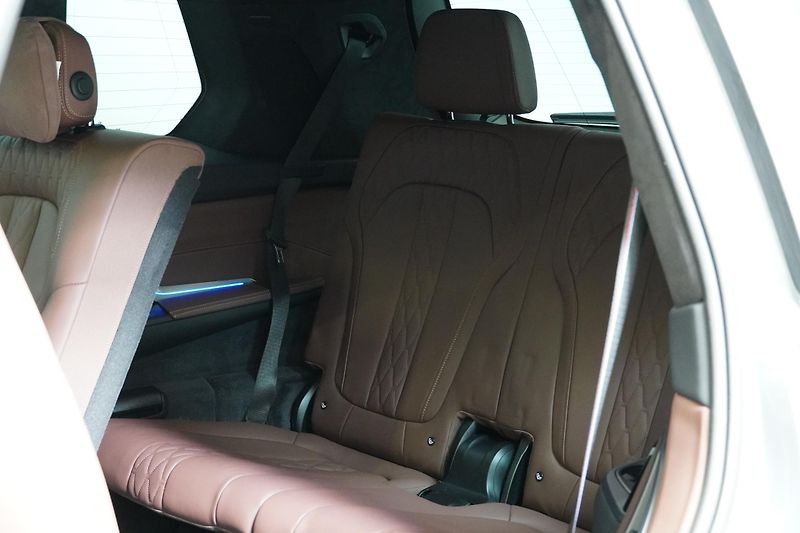BMW X7 M60i,Xdrive,ČR,DPH,25000KM - fotka 27 z 46