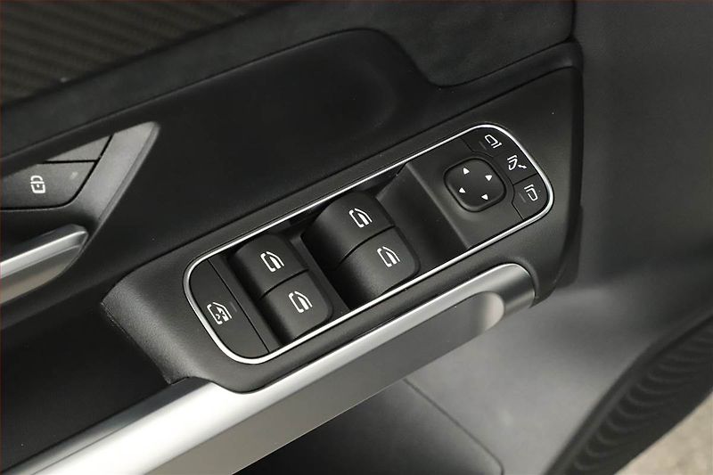 Mercedes-Benz GLB (2025) 200 d 4MATIC, AMG Line - fotka 23 z 25