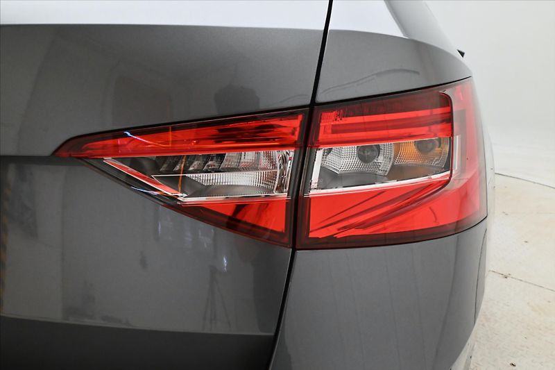 Škoda Superb 2,0 TDI 110 kW DSG TAŽNÉ NAVI - fotka 30 z 31