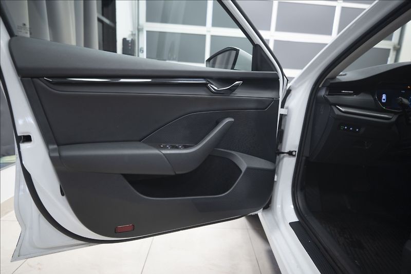 Škoda Octavia 2,0 TDI DSG VÝHŘEV 1. MAJ ČR - fotka 15 z 38