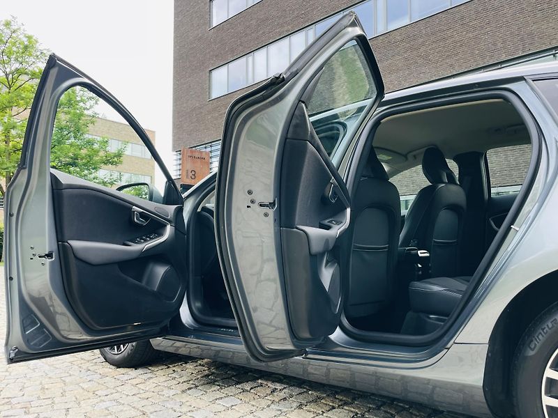 Volvo V40 2.0i MANUÁL KAMERA SERVISKA - fotka 32 z 45