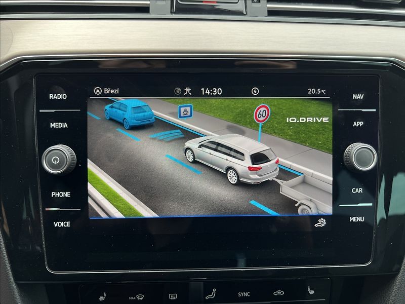 Volkswagen Passat 2,0 TDi DSG ELEGANCE MATRIX - fotka 30 z 36