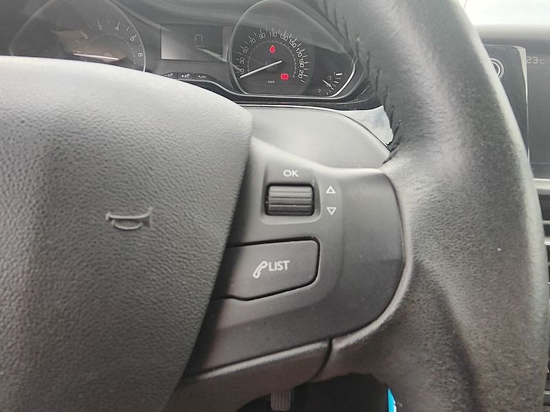 Peugeot 208 1.2 PureTech/Active ČR 1.Majit - fotka 20 z 27