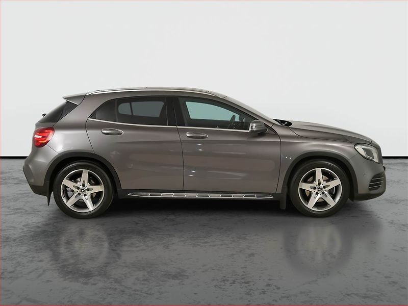Mercedes-Benz GLA (2018) AMG line 220 4MATIC - fotka 6 z 23