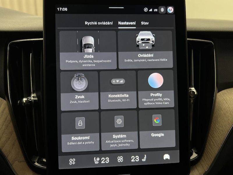 Volvo XC60 B5 AWD DARK PLUS AUT CZ - fotka 34 z 49
