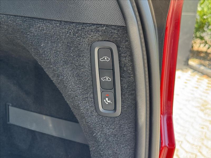 Volvo XC90 2,0 D5 AWD Momentum AT ČR - fotka 30 z 37