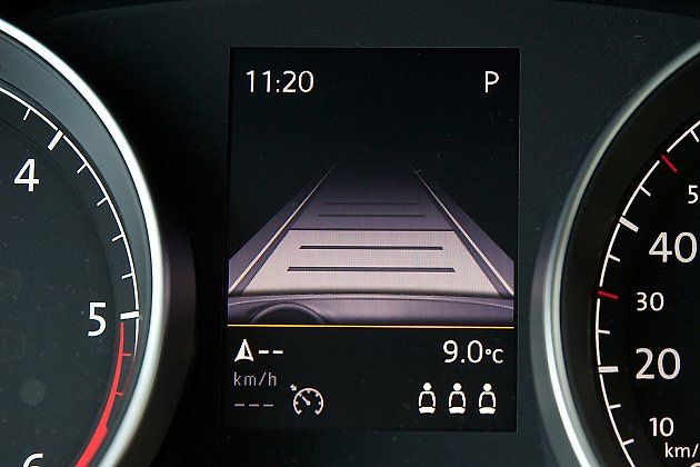 Přední radar může být ukrytý v masce nebo nárazníku a na první pohled nemusí být vidět., zdroj: Nozilla, Wikimedia Commons, CC BY-SA 3.0.
