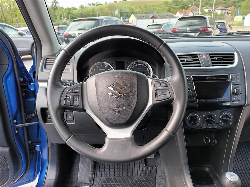 Suzuki Swift 1,2 i,4x4,VÝHŘEV,SERVIS,KOLA, - fotka 12 z 44