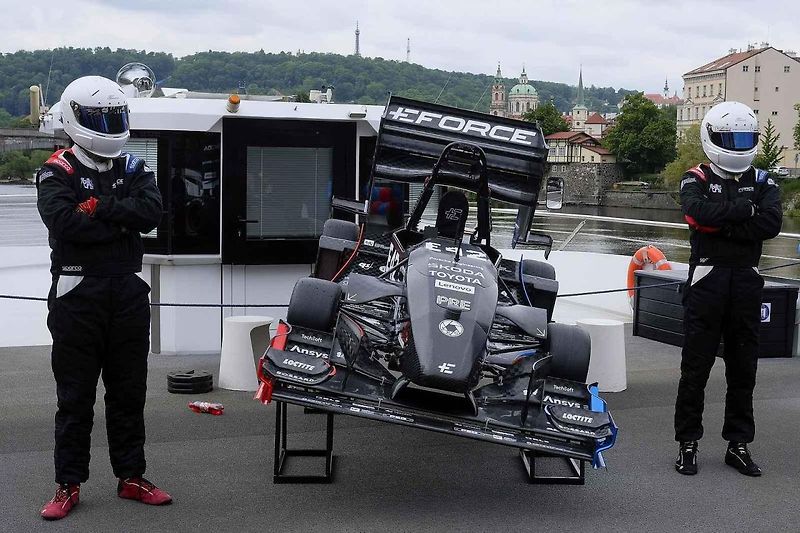 Slavnostní odhalení nové elektroformule CTU.25 studentského týmu eForce Prague Formula. loď Grand Bohemia, Dvořákovo nábřeží, Praha 1