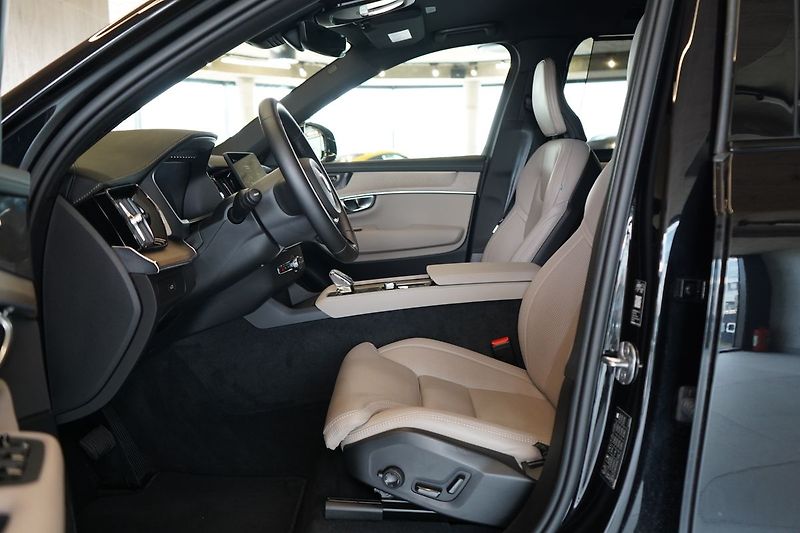 Volvo XC90 B5 AWD PLUS Dark, Vzduch, 360° - fotka 18 z 47
