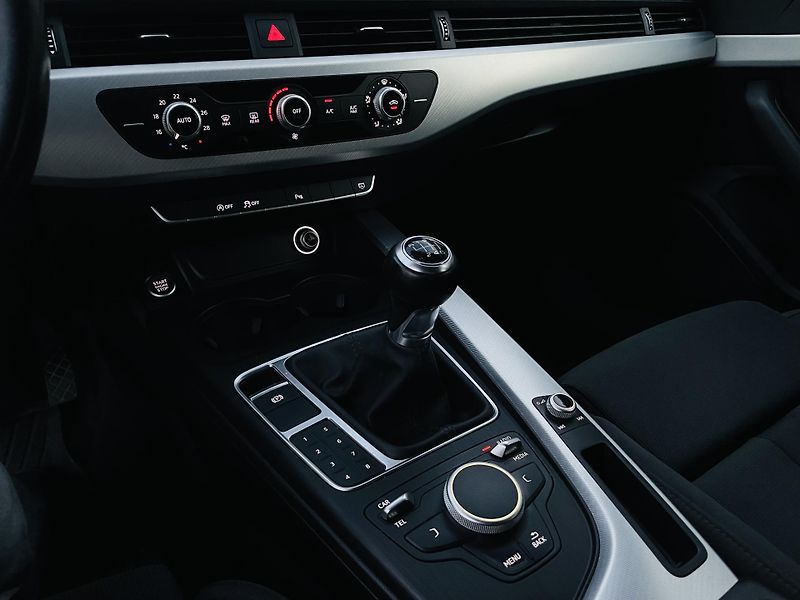 Audi A4 1.4TFSI MAN 1MAJITEL TAŽNÉ LED - fotka 37 z 44