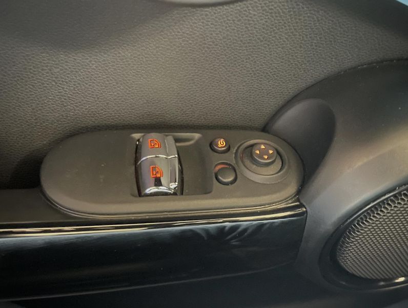 Mini Cooper SE, 135 kW, CHILLI RED, ČR - fotka 20 z 29