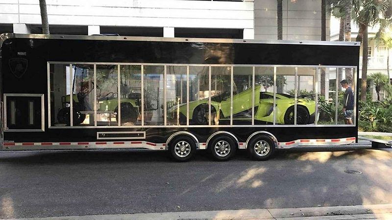 Lamborghini Aventador SV Roadster a rychlostní člun Marine Technologies MTI G6.