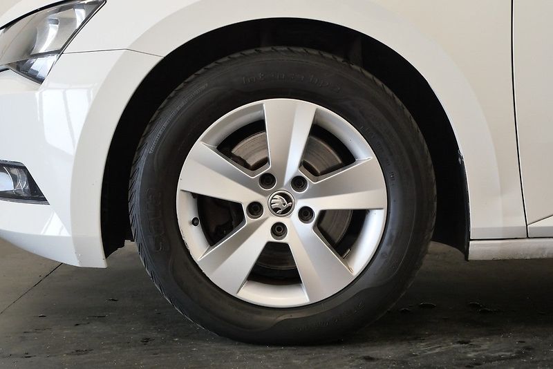 Škoda Superb - fotka 10 z 24