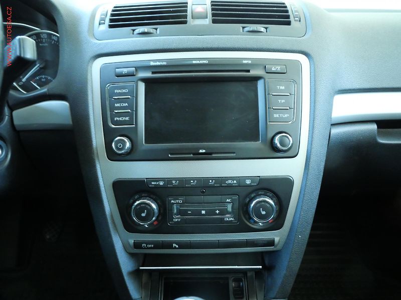 Škoda Octavia (2010) 2.0TDi, Xenon, AC - fotka 13 z 22