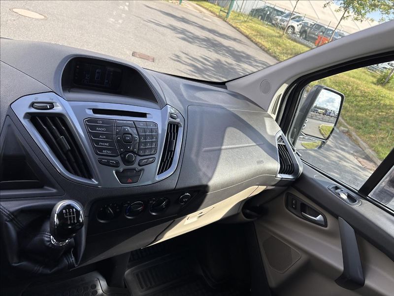 Ford Tourneo Custom 2,2 TDCi 92kW L1 - fotka 34 z 34