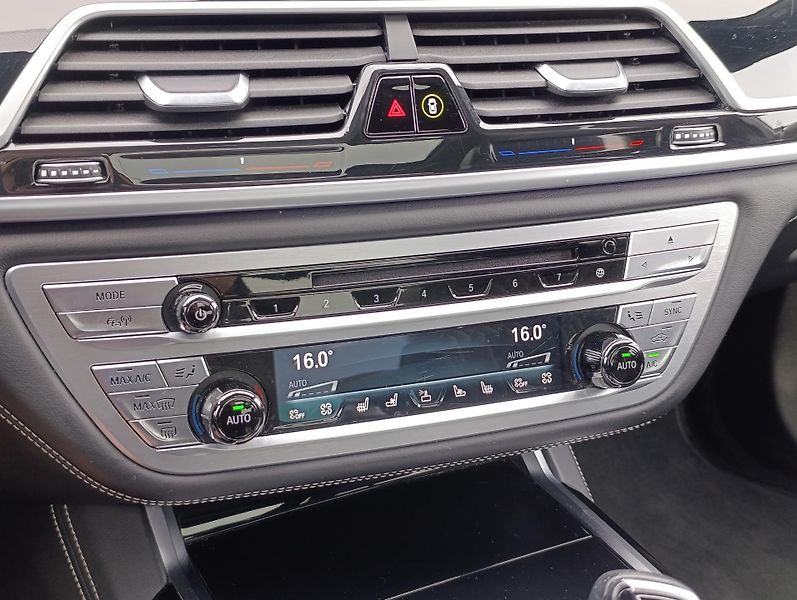 BMW Řada 7 750Ld BLACK FIRE ČR 1.MAJ - fotka 33 z 49