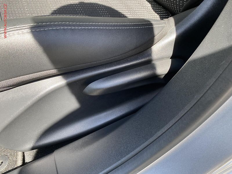 Peugeot 2008 (2015) 1.2PT, Allure, park. čidla - fotka 14 z 17