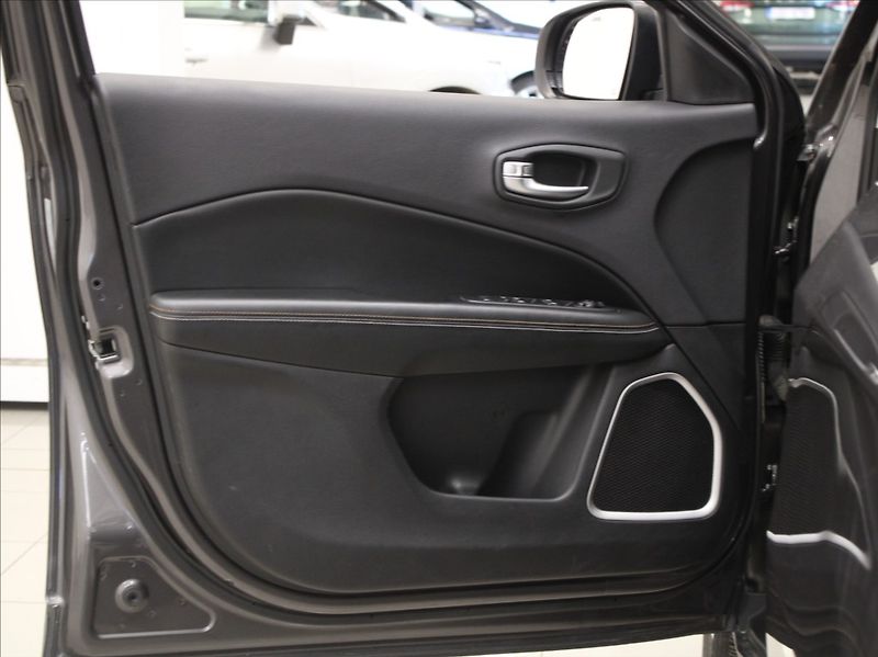 Jeep Compass 1,6 MultiJet 88kW VÝPRODEJ! - fotka 14 z 18