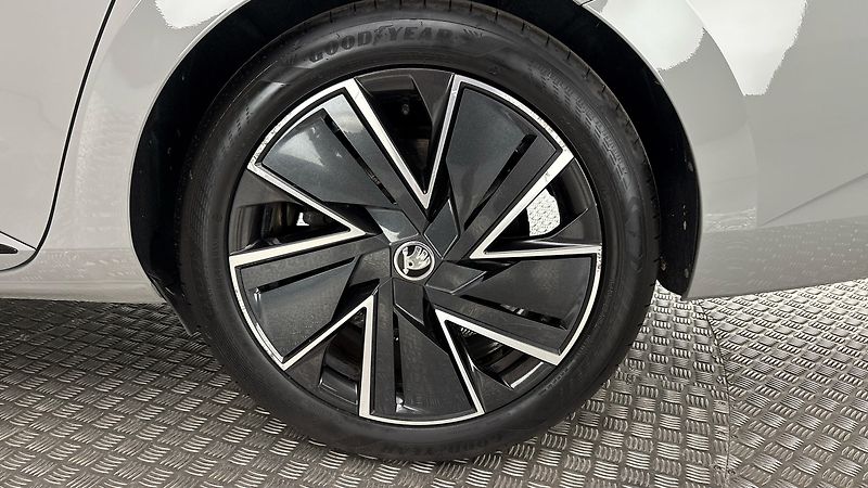 Škoda Superb 2.0 TDI DSG Sportline Combi - fotka 19 z 32