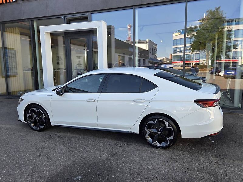 Škoda Superb (2026) 2.0 TDI Sportline - fotka 2 z 49