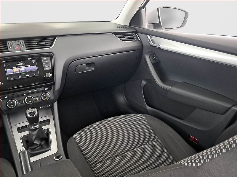 Škoda Octavia (2014) 1.2 TSI, Navi, Park. senzory - fotka 8 z 19